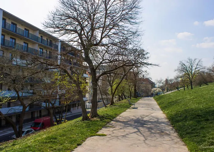 Onsite Free Garage Parking, 10Min Centre By Bus