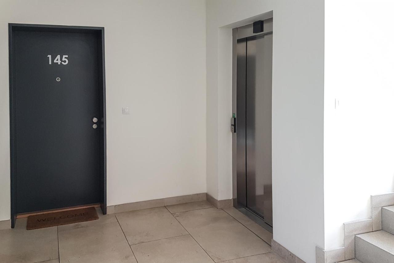 Апартаменты Onsite Free Garage Parking, 10min Centre By Bus
