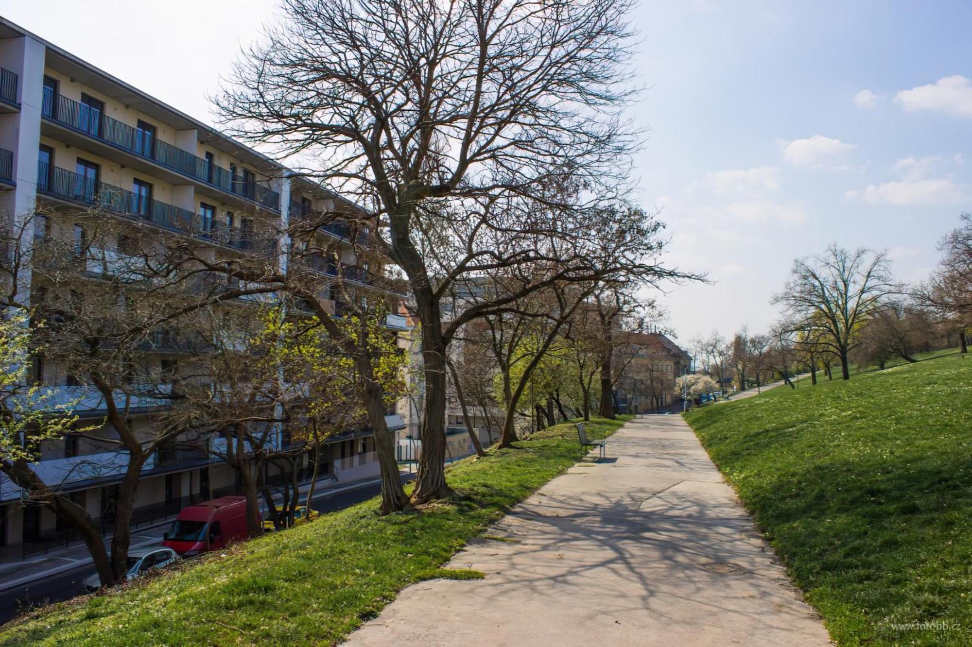 Onsite Free Garage Parking, 10min Centre By Bus Апартаменты *